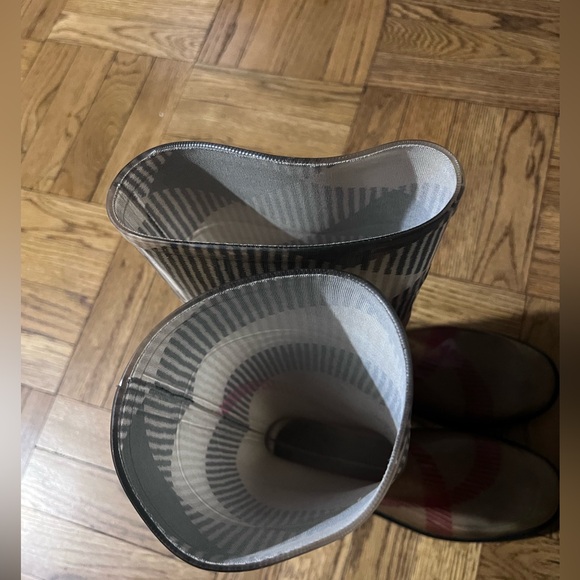 Burberry rain boots size 8.5 - Picture 3 of 4